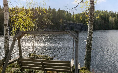 Villa Kaidanjylhä: Himmel, Møbel, Træ, Udendørs Møbler, Bord, Stol, Sky, Udendørs Bord, Hårdttræ, Planke