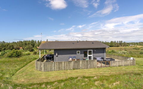 Solveig - 1.5Km from the Sea: Bygning, Hus, Vindue, Hjem, Tag, Boligområde, Busk, Sommerhus, Land Lot