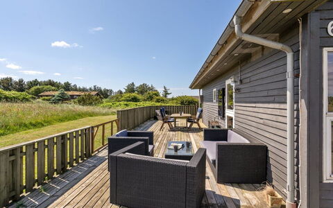 Solveig - 1.5Km from the Sea: Bygning, Hus, Vindue, Hjem, Tag, Boligområde, Busk, Sommerhus, Land Lot