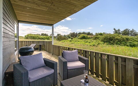 Solveig - 1.5Km from the Sea: Bygning, Hus, Vindue, Hjem, Tag, Boligområde, Busk, Sommerhus, Land Lot