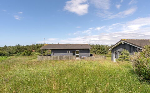 Solveig - 1.5Km from the Sea: Bygning, Hus, Vindue, Hjem, Tag, Boligområde, Busk, Sommerhus, Land Lot