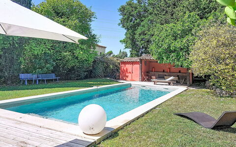 Grande Bastide: Møbel, Stol, Bord, Udendørs Møbler, Udendørs Bord, Køkken & Spisebord, Paraply, Skygge, Restaurant, Blomsterkrukke