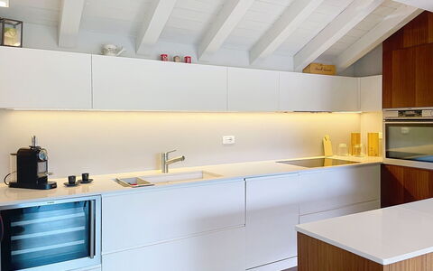 Zani: Køkken, Indretning, Countertop, Gulvbelægning, Cabinetry, Træ, Etage, Køkken Apparat, Loft, Møbel