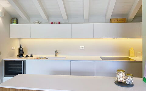 Zani: Køkken, Indretning, Countertop, Gulvbelægning, Træ, Cabinetry, Loft, Køkken Apparat, Etage, Møbel