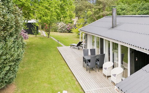 Stig - 1.1Km from the Sea: Hus, Veranda, Hjem, Busk, Tag, Sommerhus, Skygge, Dør, Dæk, Have