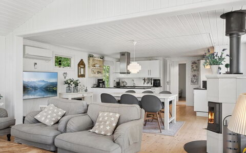 Stig - 1.1Km from the Sea: Møbel, Indretning, Træ, Gulvbelægning, Stue, Loft, Couch, Etage, Hjem, Værelse