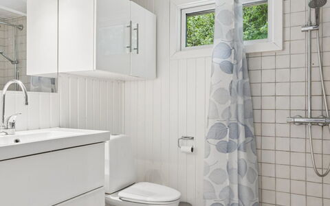 Stig - 1.1Km from the Sea: Badeværelse, Indretning, Sanitærarmatur, Gulvbelægning, Håndvask, Badeværelsesskab, Etage, Badeværelsesvask, Toilet, Tap