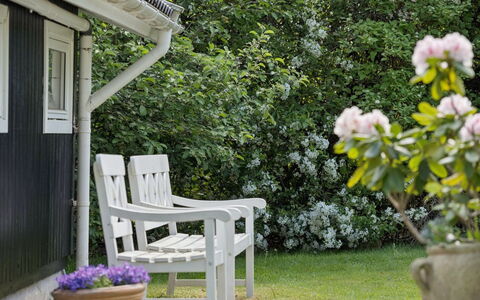 Stig - 1.1Km from the Sea: Busk, Have, Skygge, Bunddække, Udendørs Møbler, Forår, Backyard, Landscaping, Lawn