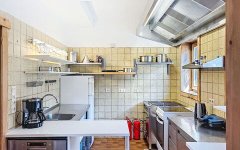 Zeffereralm: Køkken, Countertop, Gulvbelægning, Større Bandage, Køkken Apparat, Træ, Indretning, Loft, Etage, Møbel
