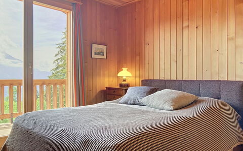Chalet le Cornuit: Møbel, Indretning, Soveværelse, Seng, Gulvbelægning, Etage, Træ, Sengetøj, Sengetøj, Værelse
