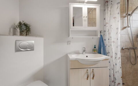 Maris - 200M from the Sea: Badeværelsesvask, Sanitærarmatur, Håndvask, Cabinetry, Badeværelsesskab, Badeværelse, Møbel, Indretning, Tap, Gulvbelægning