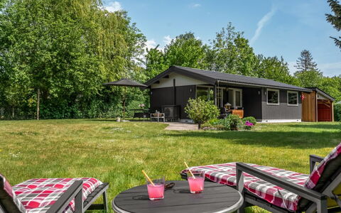 Maris - 200M from the Sea: Have, Lawn, Gård, Sommerhus, Skygge, Parkere, Garden Bygninger, Backyard, Stuehus