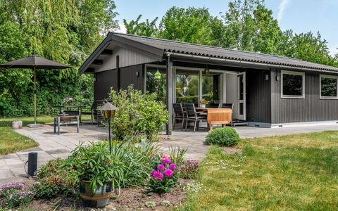 Maris - 200M from the Sea: Tag, Hjem, Sommerhus, Sidespor, Garden Bygninger, Skur, Have, Gård, Landscaping, Lawn