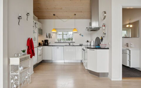 Eve - 700M from the Sea: Gulvbelægning, Indretning, Køkken, Countertop, Loft, Træ, Etage, Lysarmatur, Møbel, Cabinetry