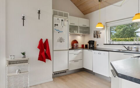 Eve - 700M from the Sea: Indretning, Køkken, Gulvbelægning, Countertop, Loft, Træ, Møbel, Lysarmatur, Køkken Apparat, Etage