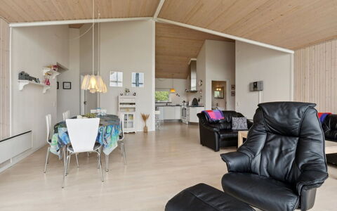 Eve - 700M from the Sea: Træ, Indretning, Loft, Møbel, Stue, Hjem, Gulvbelægning, Etage, Værelse, Couch