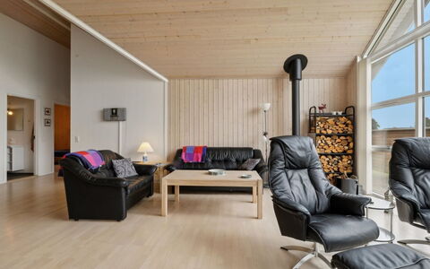 Eve - 700M from the Sea: Møbel, Gulvbelægning, Indretning, Træ, Etage, Loft, Trægulve, Stue, Hjem, Belysning