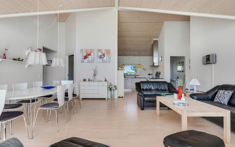Eve - 700M from the Sea: Indretning, Møbel, Couch, Loft, Stue, Gulvbelægning, Hjem, Etage, Værelse