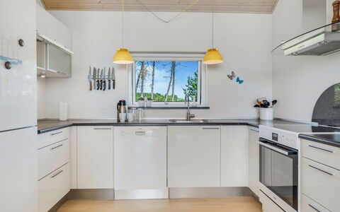 Eve - 700M from the Sea: Køkken, Gulvbelægning, Indretning, Træ, Countertop, Loft, Etage, Køkken Apparat, Hjem, Belysning