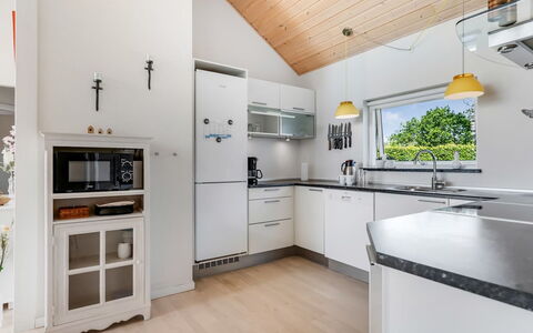 Eve - 700M from the Sea: Køkken, Indretning, Countertop, Gulvbelægning, Loft, Træ, Køkken Apparat, Lysarmatur, Møbel, Cabinetry