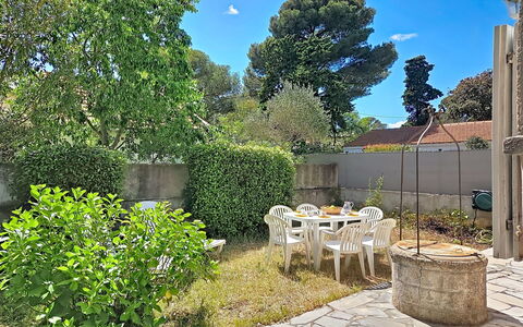 Les Glycines: Busk, Have, Skygge, Backyard, Gård, Landscaping, Lawn, Flise, Indkørsel
