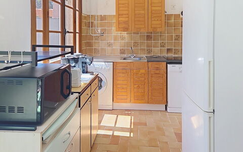 Les Glycines: Køkken, Køkken Apparat, Countertop, Større Bandage, Cabinetry, Gulvbelægning, Træ, Møbel, Etage, Køkkenvask