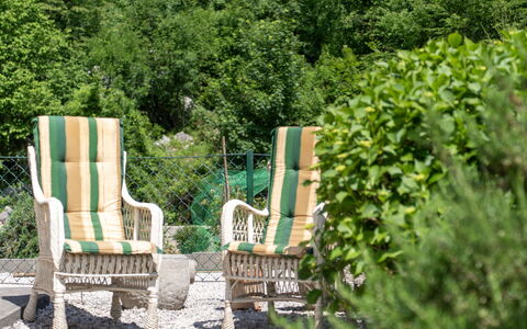 Romana: Møbel, Udendørs Møbler, Busk, Stol, Have, Bunddække, Wicker, Lawn, Skygge, Landscaping