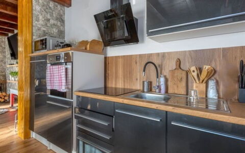 Plitvička Jezera: Køkken, Countertop, Køkken Apparat, Møbel, Træ, Større Bandage, Gulvbelægning, Indretning, Cabinetry, Husholdningsapparat