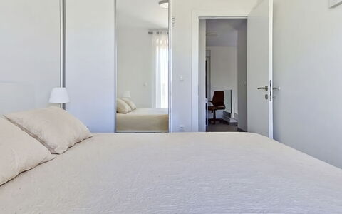 Lotta: Indretning, Etage, Gulvbelægning, Seng, Væg, Møbel, Soveværelse, Træ, Loft, Værelse