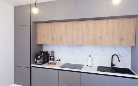 Amara: Møbel, Køkken, Countertop, Indretning, Cabinetry, Køkken Apparat, Træ, Gulvbelægning, Loft, Lysarmatur
