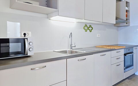 Sea Wiew 1: Køkken, Countertop, Køkken Apparat, Cabinetry, Køkkenvask, Større Bandage, Indretning, Gulvbelægning, Sanitærarmatur, Håndvask