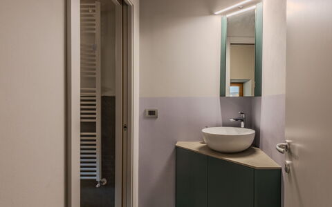 Silvia: Væg, Indretning, Gulvbelægning, Etage, Sanitærarmatur, Badeværelsesvask, Belysning, Håndvask, Loft, Badeværelse