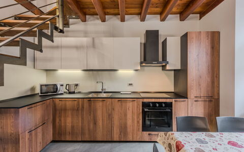 Silvia: Gulvbelægning, Møbel, Indretning, Træ, Køkken, Countertop, Cabinetry, Etage, Trægulve, Loft