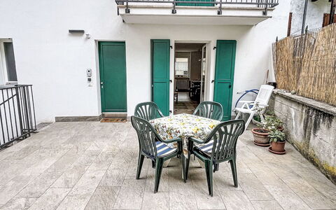 La Casa di Bruna: Gulvbelægning, Etage, Dør, Flise, Altan, Flise, Udendørs Møbler, Stueplante, Stol, Blomsterkrukke