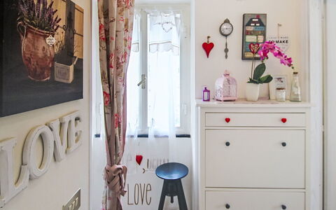 La Casa Azzurra: Møbel, Indretning, Værelse, Gulvbelægning, Etage, Textile, Belysning, Hjem, Skuffe, Lyserød