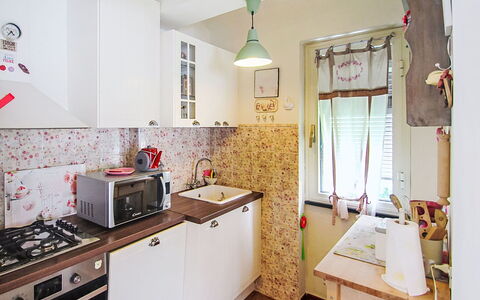 La Casa Azzurra: Køkken, Større Bandage, Køkken Apparat, Indretning, Træ, Gulvbelægning, Countertop, Cabinetry, Komfur, Værelse