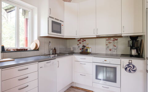 Lövekulle: Køkken, Countertop, Køkken Apparat, Cabinetry, Gulvbelægning, Indretning, Træ, Større Bandage, Køkkenvask, Etage