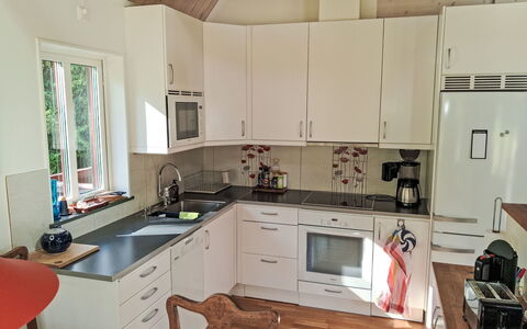 Lövekulle: Køkken, Køkken Apparat, Countertop, Møbel, Cabinetry, Gulvbelægning, Større Bandage, Indretning, Træ, Etage