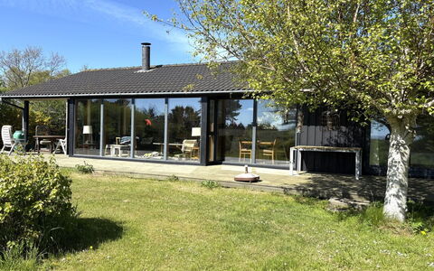 Stasia - 50M from the Sea: Tag, Hjem, Hus, Land Lot, Sommerhus, Skygge, Stuehus, Estate, Veranda, Gård