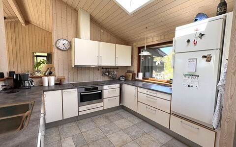 Stasia - 50M from the Sea: Køkken, Countertop, Køkken Apparat, Gulvbelægning, Træ, Indretning, Større Bandage, Cabinetry, Møbel, Loft