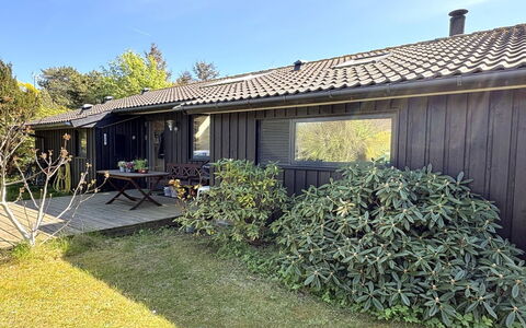 Stasia - 50M from the Sea: Græs, Hus, Hjem, Tag, Busk, Sommerhus, Boligområde, Land Lot, Dør