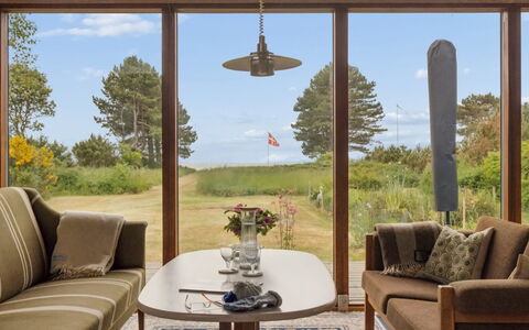 Stasia - 50M from the Sea: Møbel, Indretning, Stol, Etage, Gulvbelægning, Loft, Bejdse, Stue, Kaffebord, Hårdttræ