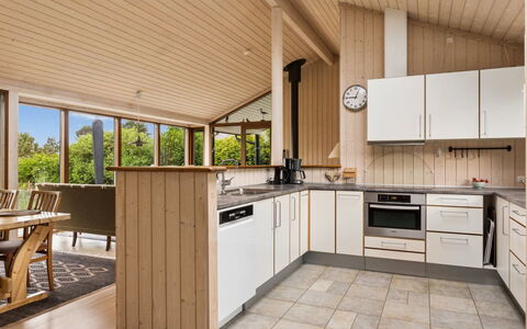 Stasia - 50M from the Sea: Køkken, Indretning, Møbel, Gulvbelægning, Træ, Etage, Countertop, Loft, Cabinetry, Trægulve