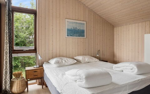 Stasia - 50M from the Sea: Seng, Soveværelse, Indretning, Etage, Træ, Møbel, Gulvbelægning, Loft, Sengetøj, Sengetøj