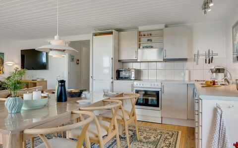 Gorica - 200M to the Fjord: Møbel, Indretning, Gulvbelægning, Træ, Lysarmatur, Etage, Loft, Køkken, Countertop, Stol