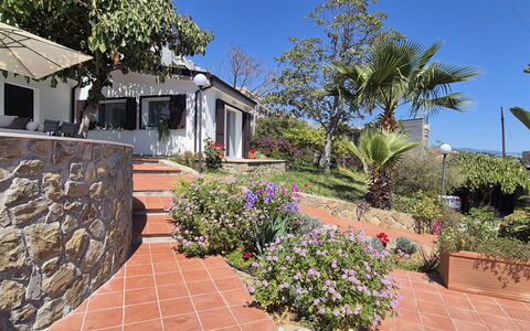 Oasis Villa Sanremo: Have, Eco Hotel, Udvej, Landscaping, Hacienda, Skygge, Blomsterkrukke, Flise