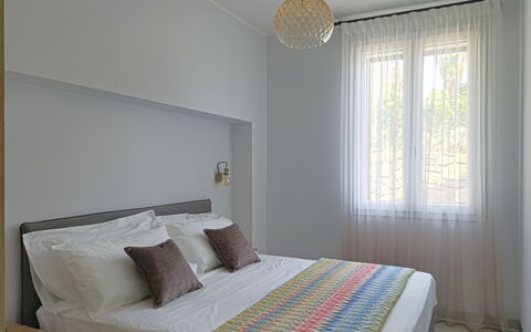 Oasis Villa Sanremo: Indretning, Møbel, Væg, Seng, Etage, Soveværelse, Gulvbelægning, Træ, Værelse, Loft
