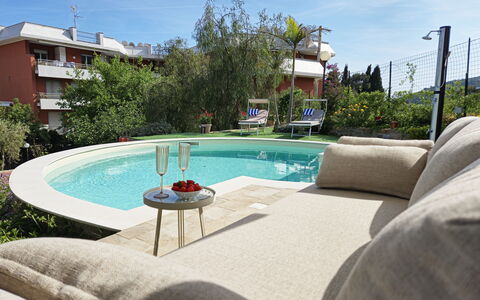 Oasis Villa Sanremo: Møbel, Svømmepøl, Udendørs Møbler, Stol, Udvej, Paraply, Eco Hotel, Skygge, Backyard, Have