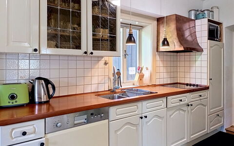 Jizera Cottage: Køkken, Countertop, Cabinetry, Indretning, Køkkenvask, Gulvbelægning, Køkken Apparat, Sanitærarmatur, Håndvask, Tap