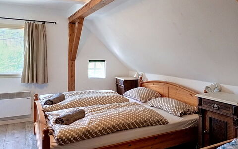 Jizera Cottage: Seng, Soveværelse, Møbel, Træ, Sengetøj, Indretning, Sengetøj, Loft, Bed Frame, Etage